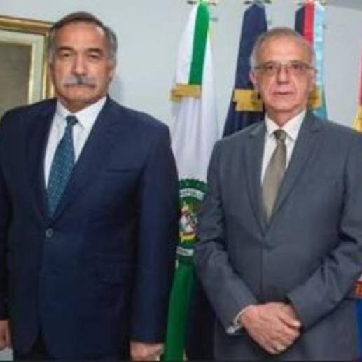 El general (r) Ricardo Díaz, (izq.) junto al ministro de Defensa, Iván Velásquez (der.) Foto: Cortesía