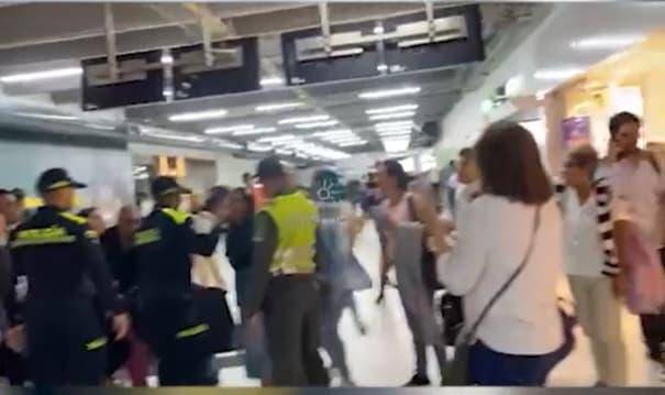 La intervención de la policía solo aumentó la confrontación en el Ernesto Cortissoz. FOTO: Captura de video