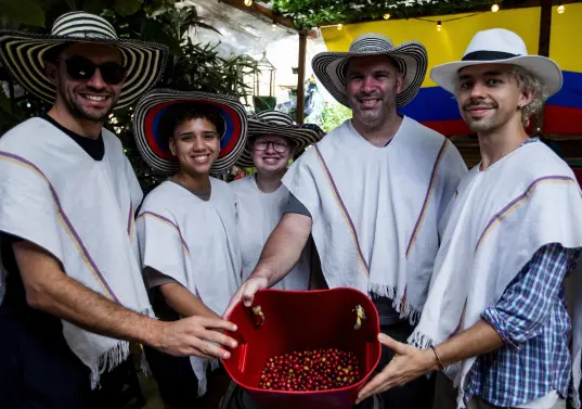 Imagen de referencia de turistas participando de un tour urbano cafetero en el barrio La Sierra. Foto: Julio César Herrera Echeverri.