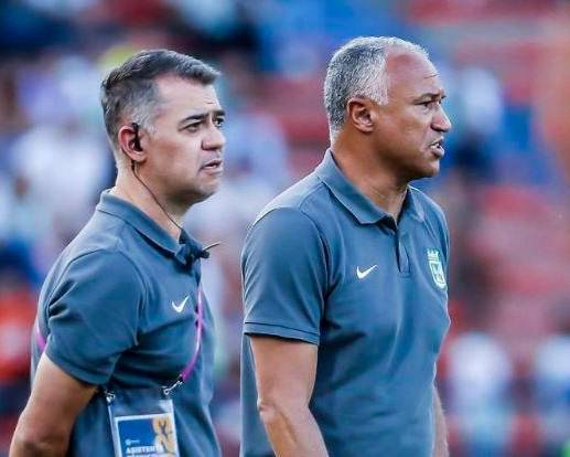 William Amaral, junto con su asistente técnico Caio Mello. FOTO JAIME PÉREZ