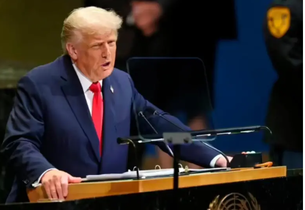 Donald Trump advirtió que un cierre del Gobierno “podría ser” inevitable. La Casa Blanca ya pidió a las agencias preparar despidos masivos, una medida inédita frente a cierres anteriores. FOTO: AFP