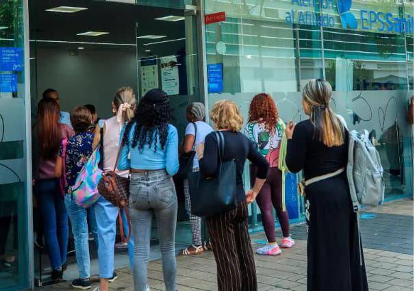 Usuarios hacen fila en sede de EPS Sura ante crisis del sistema de salud en Colombia. Foto: Cortesía