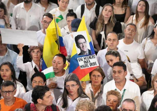 Miles de colombianos han participado en marchas y cadenas de oración por Miguel Uribe. Foto: Esneyder Gutierrez