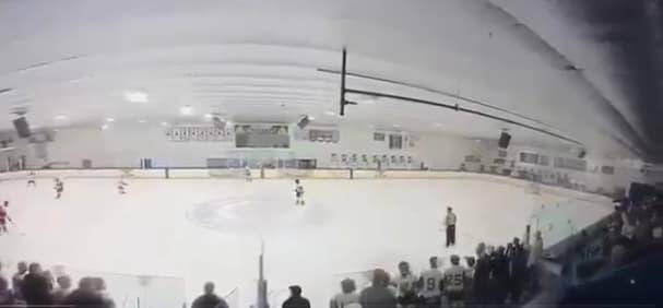 Policías rodean el Lynch Arena en Pawtucket tras el tiroteo ocurrido durante un partido juvenil de hockey. FOTO: Captura de video. 
