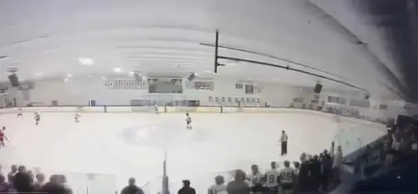 Policías rodean el Lynch Arena en Pawtucket tras el tiroteo ocurrido durante un partido juvenil de hockey. FOTO: Captura de video. 