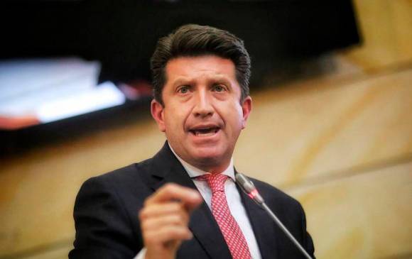 Diego Molano, ministro de Defensa, señaló que debe surtirse un proceso antes de aprobar algún porte de armas. FOTO: COLPRENSA.