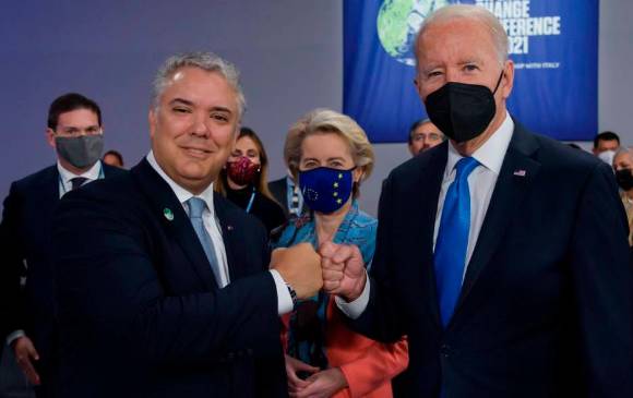 Los presidentes de Colombia, Iván Duque, y de Estados Unidos, Joe Biden, se dieron su primer choque de puños presencial hace tres semanas en Escocia. Fue algo protocolario. FOTO Cortesía