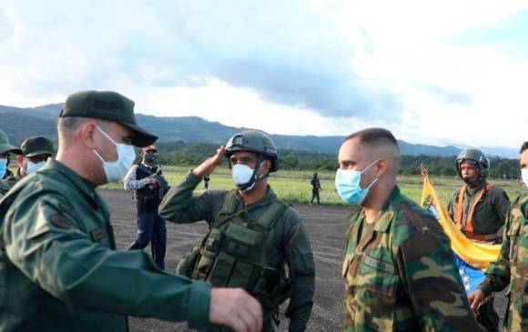 Padrino se encuentra con uno de los militares liberados. FOTO: Cortesía