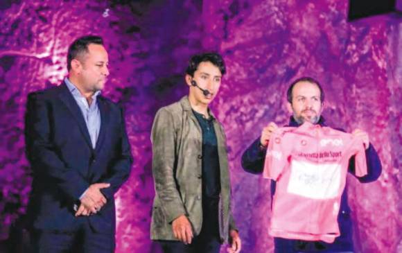 Egan Bernal haciendo entrega de su camiseta del Giro al ministro del Deporte, Ernesto Lucena. FOTO MINISTERIO DEL DEPORTE