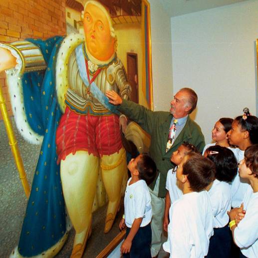El maestro Fernando Botero aprovechó una de sus tantas visitas al Museo de Antioquia, del que fue su gran benefactor, para compartir su arte con los niños. LFoto: Donaldo Zuluaga