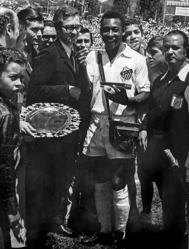 El 6 de marzo de 1960, Pelé jugo en el Atanasio Girardot en un partido que enfrentó a Santos vs Independiente Medellín. Foto El Colombiano 
