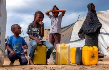 Los campamentos de refugiados en la Franja de Gaza carecen de alimentos suficientes para los desplazados por la guerra. FOTO: AFP