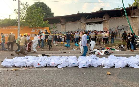 Las víctimas fueron acomodadas en hileras sobre la vía en la que ocurrieron los hechos. El Gobierno mexicano anunció que facilitará la repatriación de los cuerpos. FOTO EFE