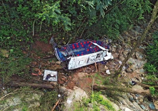 Así quedó el bus de servicios especiales, adscrito a la empresa Precoltur, luego de caer por un abismo de 40 metros cuando regresaba de Tolú hacia Bello. <span class="mln_uppercase_mln">FOTO</span> <b><span class="mln_uppercase_mln">MANUEL SALDARRIAGA</span></b>