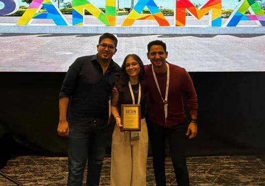 La joven recibió el reconocimiento en enero en Panamá. FOTO: Cortesía Universidad CES