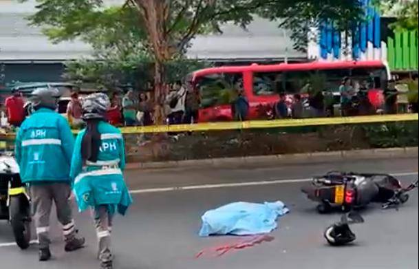 La muerte de la mujer motociclista atropellada en la Oriental se produjo de manera instantánea. FOTO: Captura de video