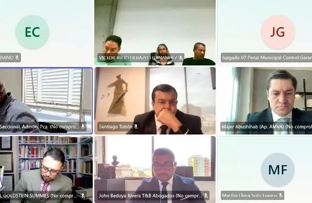 Arriba, en el centro, aparecen los tres indiciados. IMAGEN TOMADA DE LA AUDIENCIA 
