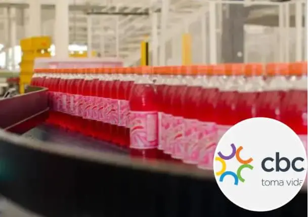 Línea de embotellado de Gaseosas Postobón con logo del Grupo CBC, nuevo dueño de la marca