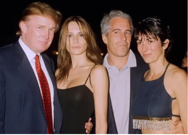 De izquierda a derecha, Donald Trump, Melania Trump, Jeffrey Epstein y Ghislaine Maxwell, en un evento social antes de que estallara el escándalo por tráfico sexual. Foto, Getty. 