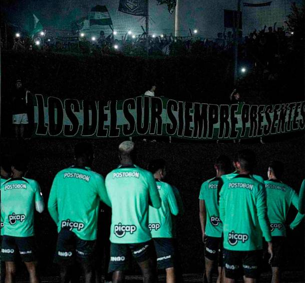 Los jugadores y el cuerpo técnico de Atlético Nacional recibieron el respaldo de decenas de hinchas verdolagas que llegaron a Guarne para el tradicional banderazo. FOTO CORTESÍA NACIONAL 