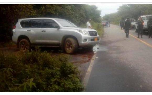 La caravana de vehículos del gobernador Juan Guillermo Zuluaga sufrió un ataque con bomba en una emboscada. FOTOS cOLPRENSA