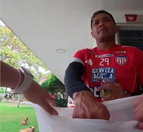 Teófilo Gutiérrez fue uno de los que generó risas con su reacción al leer el nombre del amigo secreto en la actividad que realizaron en Junior. FOTO PANTALLAZO 
