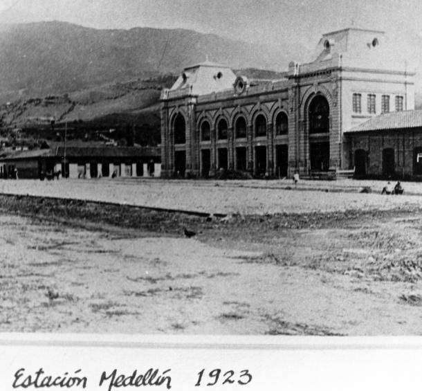 Antigua estación Medellín del Ferrocarril de Antioquia. Hoy se ubica en el cruce de la carrera Carabobo con la calle San Juan en La Alpujarra.