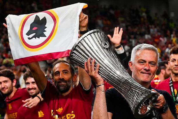 Jose Mourinho è stato esonerato dalla Roma in Italia e sostituito da Daniel De Rossi