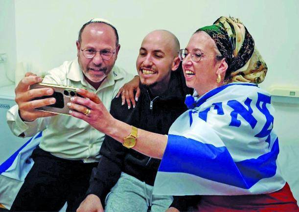Foto difundida por el ejército israelí del rehén Eitan Mor (centro), liberado por Hamás. Acá en una imagen en su reencuentro con la familia. FOTO afp