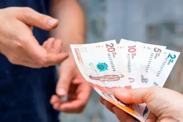 Trabajadores independientes y quienes ganan más de un salario mínimo no están cobijados automáticamente por el ajuste anual. FOTO: iStock