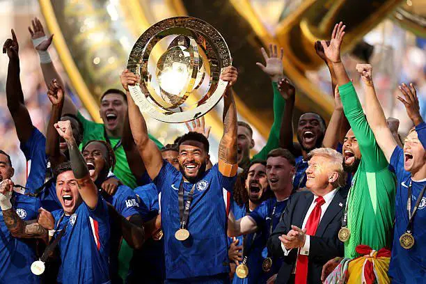 Donald Trump celebrando con el Chelsea mientras levantan el trofeo del Mundial de Clubes.