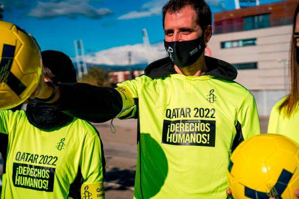 Activistas de la ONG Amnistía Internacional protestaron contra la muerte de obreros en la construcción de los estadios. FOTO Getty