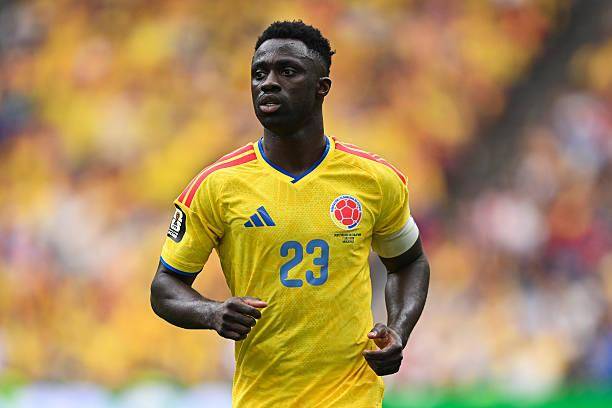 Con 420 partidos como profesional, 23 goles, siete asistencias y experiencia en ligas como la colombiana, neerlandesa, inglesa y turca, Davinson Sánchez vuelve a ser protagonista del mercado europeo y podría cambiar de equipo antes del inicio de la temporada 2026-2027. FOTO: AFP.