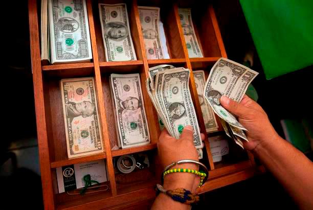 Dólar cerró en $4.461 y el peso se ubica como la tercera moneda más revaluada