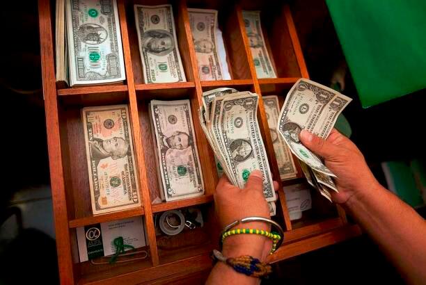 Dólar sigue por encima de los 4.000 pesos en Colombia. FOTO COLPRENSA. 
