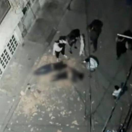 Los cuerpos de la pareja quedaron tendidos en plena vía pública en Suba. FOTO: Captura de video