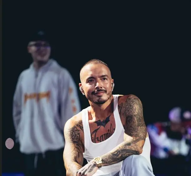 El show, considerado ya uno de los actos más importantes en la carrera de J Balvin, fusionó de manera impecable una producción técnica de alto nivel, visualesimpactantes, más de 70 bailarines en tarima —56 de ellos colombianos— y apariciones sorpresa de grandes invitados que solo J Balvin podría reunir en Colombia.