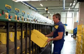 La central de correos del aeropuerto de Roma, Italia, adonde llegan correos de todo el mundo para el papa León XIV. FOTO: AGENCIA AFP.