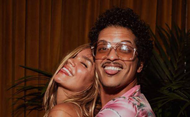 Esta es una de las fotografías que Karol G compartió recientemente en Instagram junto a Bruno Mars. FOTO: Tomada de @karolg en Instagram.