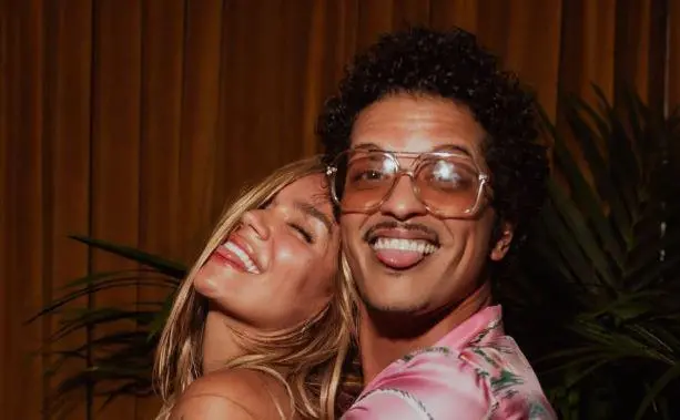 Esta es una de las fotografías que Karol G compartió recientemente en Instagram junto a Bruno Mars. FOTO: Tomada de @karolg en Instagram.