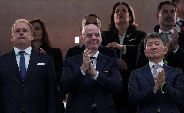 El presidente Gianni Infantino (centro) ha recorrido casi 32.000 kilómetros en los primeros días del Mundial. Foto: Xinhua