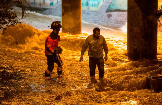 Dos adultos tuvieron que ser rescatados por los bomberos luego de quedar atrapados en un local inundado. Foto : Camilo Suárez Echeverry