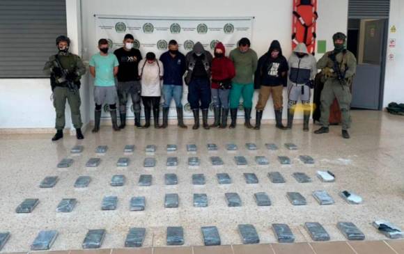 Estos son los capturados en la Operación Despertar I, junto a parte de la cocaína en estado sólido encontrada en Sopetrán. FOTO: CORTESÍA DE LA POLICÍA.