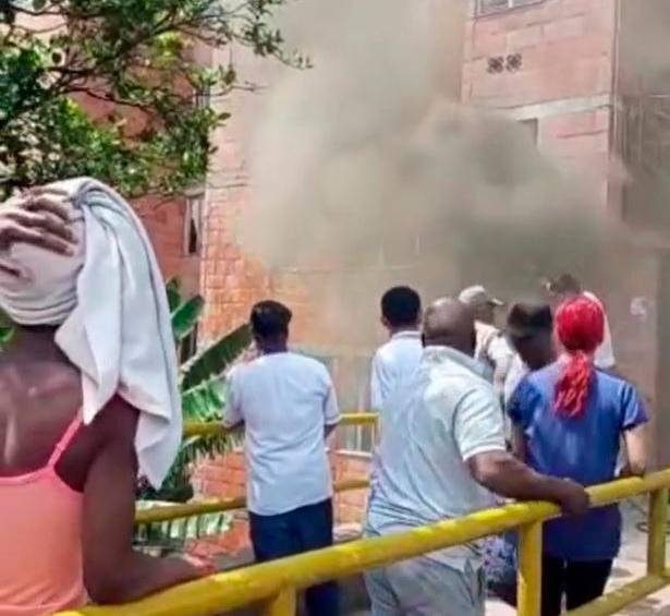 El fuego se presentó en una unidad residencial del barrio Calazans. FOTO: Cortesía Denuncias Antioquia