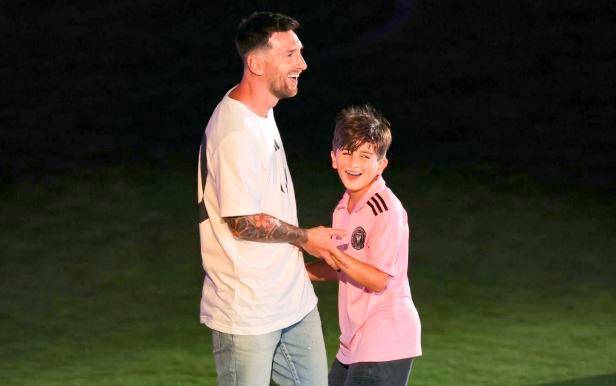 Lionel Messi junto a su hijo Thiago. FOTO: TOMADA DE TWITTER @WeAreMessi