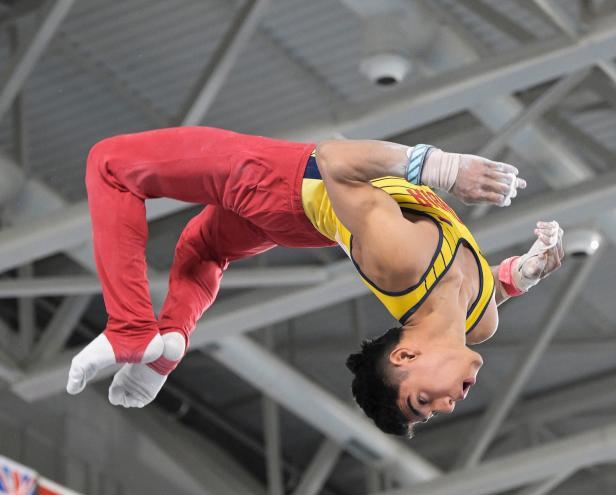 Ángel es la nueva figura de la gimnasia en el mundo. Este domingo, liderado por su entrenador Jairo Ruiz, buscará otro podio en Turquía. FOTOS CORTESÍA COC Y FEDECOLGIM