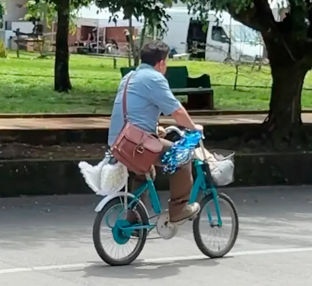 Este es don Martín trabajando con la bicicleta de su hijo. Foto: Cortesía