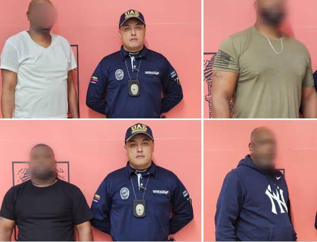 Estos son cuatro de los cinco extranjeros que fueron inadmitidos cuando intentaban ingresar por el aeropuerto de Rionegro. FOTO: Cortesía Migración Colombia