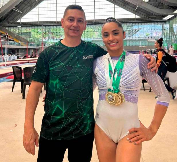 Ginna Escobar con su entrenador Diego Medina, exhibiendo las cinco medallas con las que la antioqueña se coronó como la reina de la gimnasia nacional. FOTO CORTESÍA 