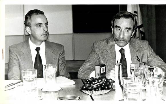 Fabio Rico Calle (a la der.) y Héctor Arango estuvieron al frente de la negociación que permitió celebrar el contrato de permuta con el Grupo Grancolombiano en 1981. FOTO archivo El Colombiano.